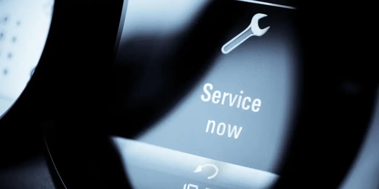 Cruscotto Lancia Y: icona chiave inglese e messaggio "Service now". Il service è scaduto, è ora di portarla dal meccanico.