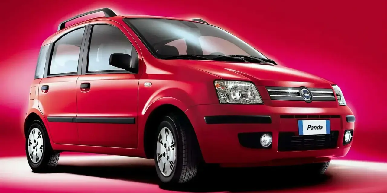 Fiat Panda 1.2 69 cv: un'icona rossa su sfondo acceso. Nonostante la sua popolarità, alcuni proprietari segnalano piccoli problemi.