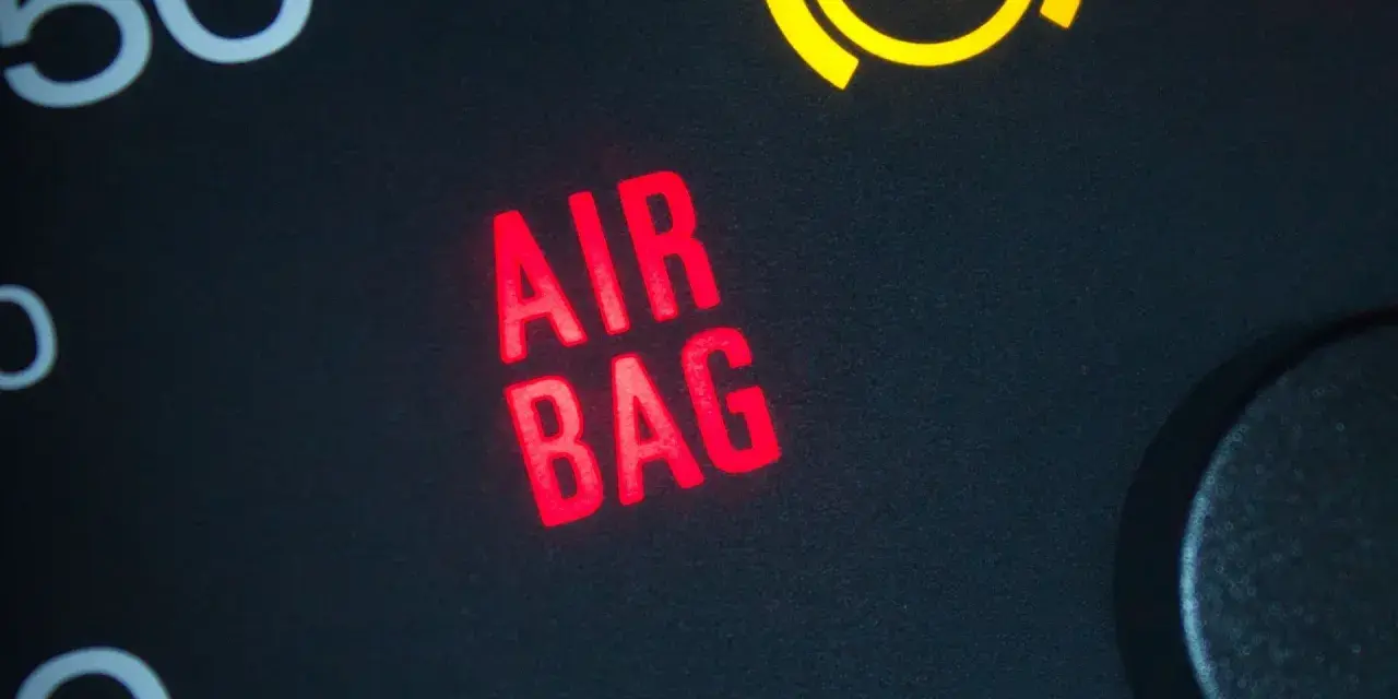 Spia airbag accesa fissa sul cruscotto. Un segnale rosso che indica un problema con il sistema di sicurezza.