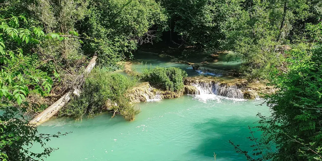 Acque cristalline e cascate naturali, un angolo di paradiso tra i fiumi balneabili toscana.