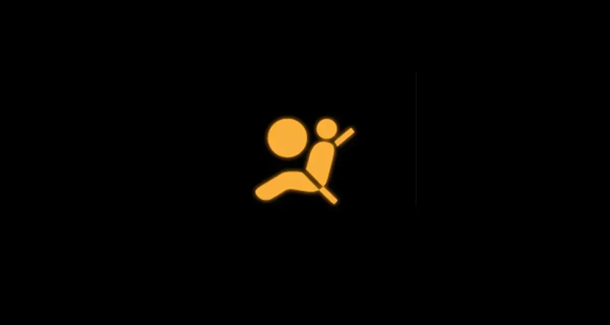 Icona gialla su sfondo nero: spie airbag attive, un promemoria per la sicurezza in auto.