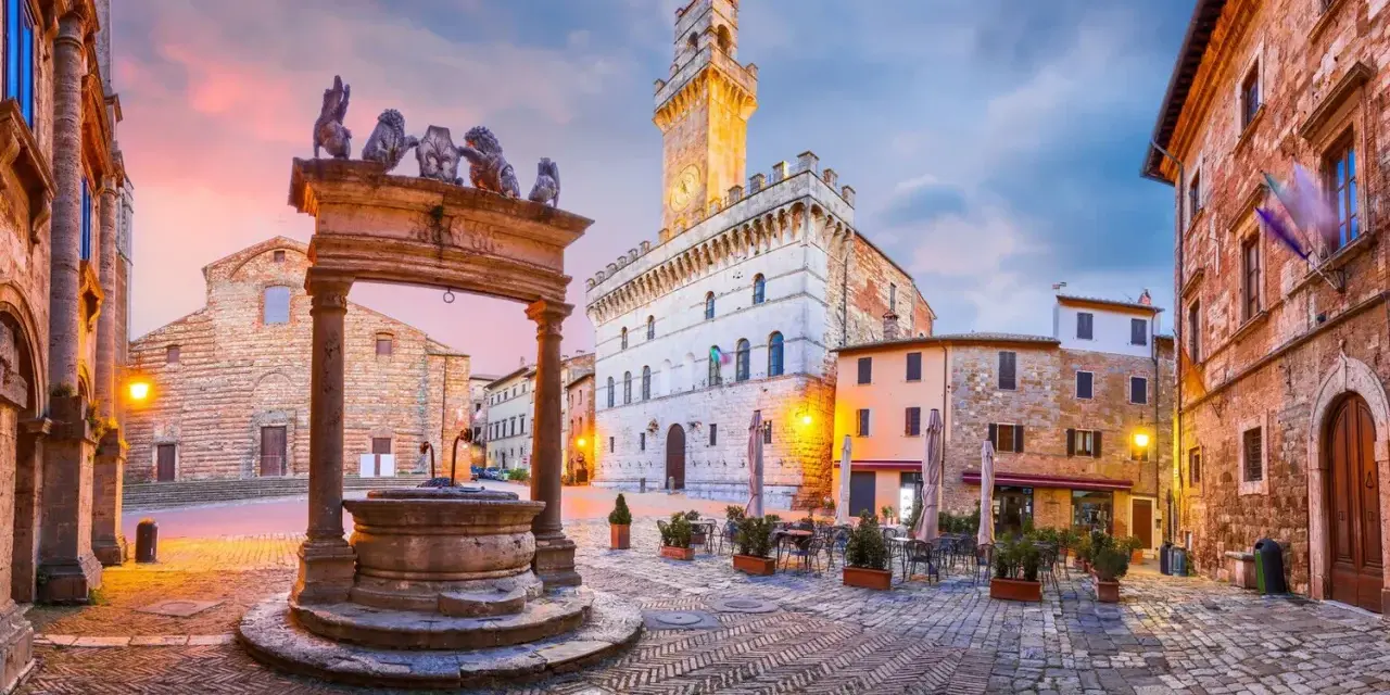 Piazza medievale con pozzo e palazzo con torre. Un assaggio di cosa vedere ad Arezzo e dintorni, tra storia e bellezza.