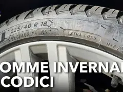 Guida su come riconoscere gomme invernali: il fianco del pneumatico mostra codici come "M+S" e il simbolo del fiocco di neve, essenziali per la sicurezza invernale.