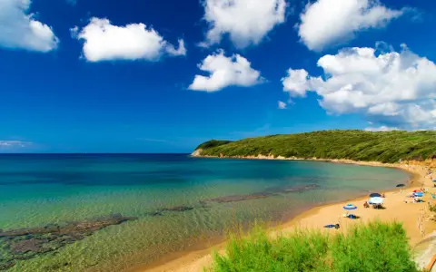 Spiaggia di Baratti: come arrivare a questo paradiso. Acque cristalline, sabbia dorata e vegetazione lussureggiante.