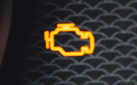 Spia motore accesa, possibile surriscaldamento motore. Attenzione!