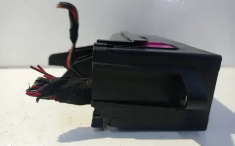 Blocco fusibili per Golf 6 con cavi colorati.