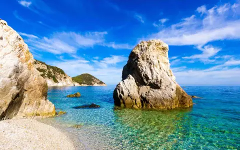 Un mare bello in Toscana, con rocce imponenti e acque cristalline che invitano a un tuffo.