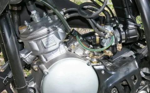 Dettaglio motore 49cc, con carburatore e candela. Potrebbe essere utile per diagnosticare sintomi motore aspira aria.