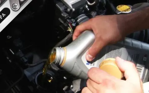 Riempire il motore con olio motore: come leggere il livello corretto.