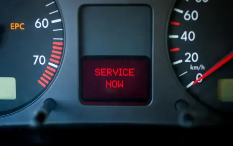 Cruscotto Golf 7 con spia EPC accesa e messaggio "SERVICE NOW".