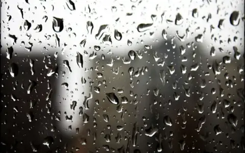 Gocce di pioggia sul vetro, un invito a scoprire cosa fare a San Vincenzo quando piove: musei, degustazioni o relax al coperto.
