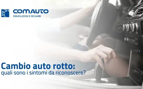 Mano sul cambio auto, con testo "Cambio auto rotto: quali sono i sintomi da riconoscere?". Indica i sintomi di un cuscinetto cambio rotto.