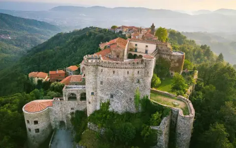 Il Castello Malaspina di Fosdinovo, avvolto dalla nebbia mattutina, sembra custodire antiche leggende tra le sue mura.