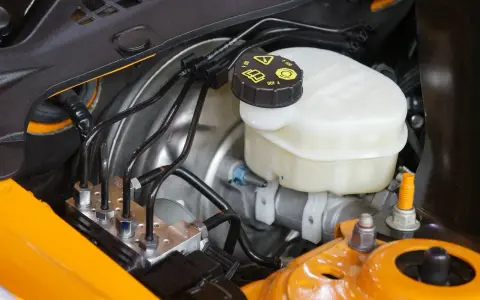 Serbatoio liquido freni con tappo DOT 4 e tubi collegati all'ABS. Attenzione all'insufficienza liquido freni per la sicurezza.