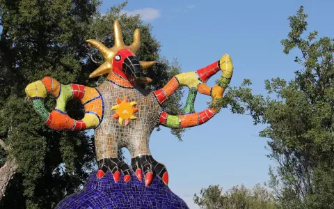 Statua colorata con mosaici, perfetta per un weekend con bambini in Toscana. Un'opera d'arte che incanta grandi e piccini.