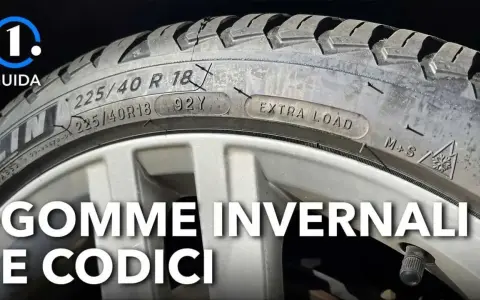 Guida su come riconoscere gomme invernali: il fianco del pneumatico mostra codici come "M+S" e il simbolo del fiocco di neve, essenziali per la sicurezza invernale.