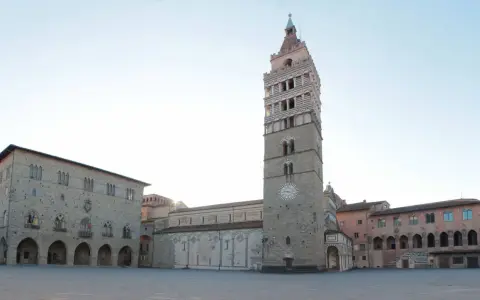 Piazza del Duomo a Pistoia centro storico, con il campanile e il Palazzo Comunale.