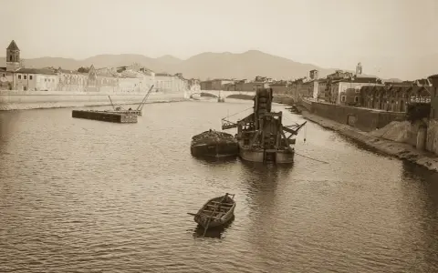 Pisa era sul mare, con navi e draghe che lavorano nel fiume. Un piccolo gozzo galleggia tranquillo.