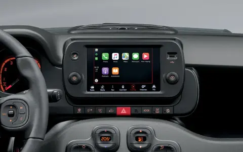 Cruscotto Fiat Panda Hybrid: schermo con icone app, navigatore e simboli spie.