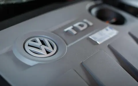 Copertura motore Volkswagen TDI. Se la spia candelette lampeggiante ti preoccupa, controlla il motore.