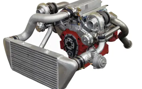 Motore V8 potenziato con doppio turbo e intercooler. L'intercooler cos'è? Raffredda l'aria compressa per più potenza.