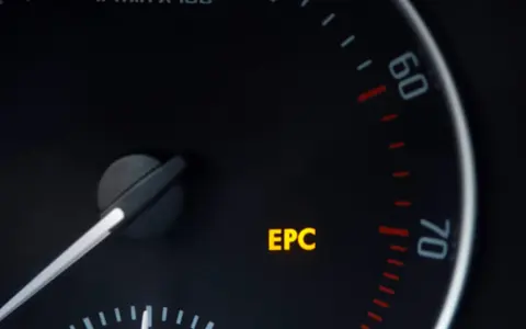 Cruscotto auto con spia EPC accesa, segnala un problema al motore della Polo 1.2 benzina.