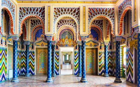 Interni riccamente decorati con archi moreschi, colonne blu e mosaici colorati. Un luogo da fiaba, tra i posti da visitare in Toscana.