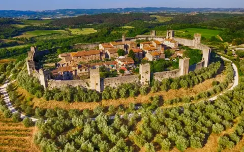 Borghi medievali fortificati, circondati da uliveti e vigneti, con torri e mura antiche. Un gioiello toscano, non lontano da Viareggio.