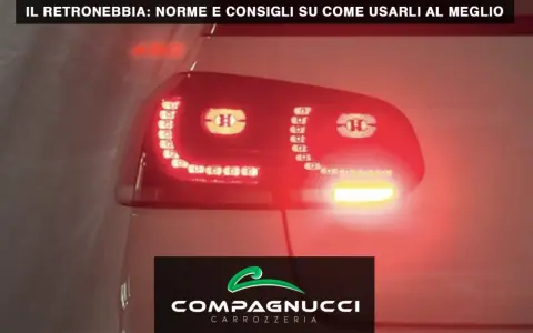 La spia fendinebbia posteriori accesa su un fanale rosso di un'auto.