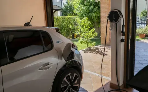 Auto elettrica in ricarica. La wallbox cos'è? Un dispositivo per caricare in sicurezza a casa.