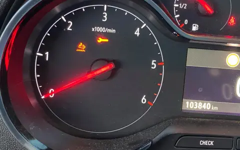 Spia difetto motore Opel Crossland X: icona chiave inglese e motore con gocce d'acqua accese. Controllare il veicolo.