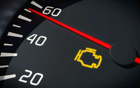 Spia accesa sul cruscotto: il **catalizzatore auto** potrebbe avere un problema. Controlla il motore!