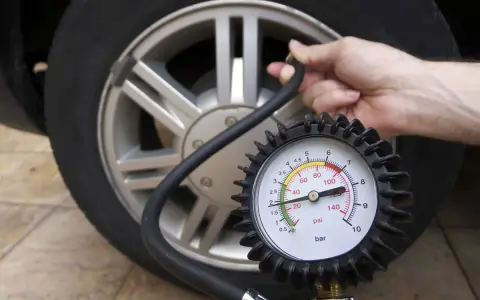 Controllo pressione gomme auto con manometro. Impara come gonfiare gomme auto per viaggiare in sicurezza.