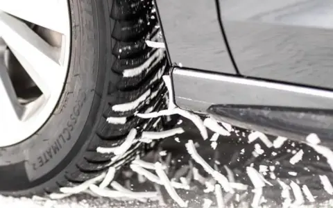 Gomme invernali in azione sulla neve, pronte per affrontare le strade secondo il decreto gomme.