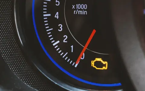 Cruscotto auto con contagiri e la spia EPC accesa, segnalando un problema al motore.