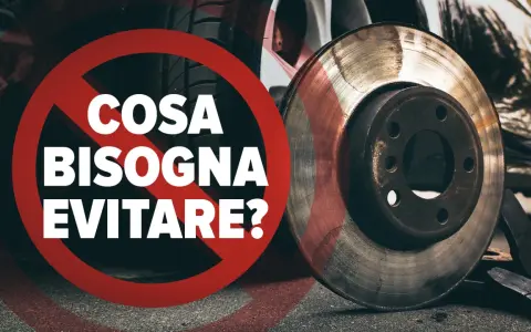 Disco freno usurato, simbolo di pericolo e testo "Cosa bisogna evitare?". Attenzione al surriscaldamento freni in discesa.