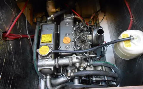 Motore diesel di barca, con tubi e filtri visibili. Potrebbe esserci un problema se non arriva gasolio al motore diesel.
