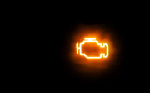 La spia gialla motore si accende, un segnale che qualcosa non va.