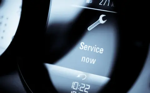 Cruscotto Lancia Y: icona chiave inglese e messaggio "Service now". Il service è scaduto, è ora di portarla dal meccanico.