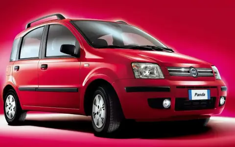 Fiat Panda 1.2 69 cv: un'icona rossa su sfondo acceso. Nonostante la sua popolarità, alcuni proprietari segnalano piccoli problemi.