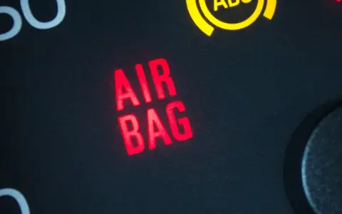 Spia airbag accesa fissa sul cruscotto. Un segnale rosso che indica un problema con il sistema di sicurezza.