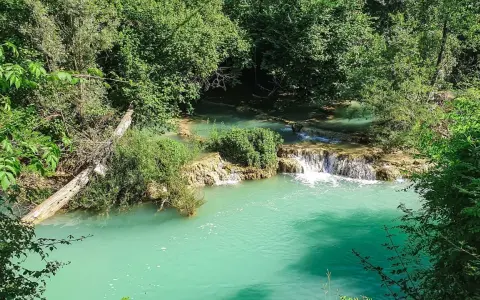 Acque cristalline e cascate naturali, un angolo di paradiso tra i fiumi balneabili toscana.