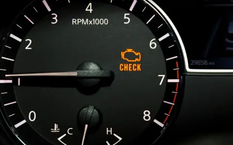 Spia motore accesa ma la macchina va bene. Il cruscotto mostra il contagiri e la spia "CHECK ENGINE" illuminata, nonostante l'auto funzioni regolarmente.