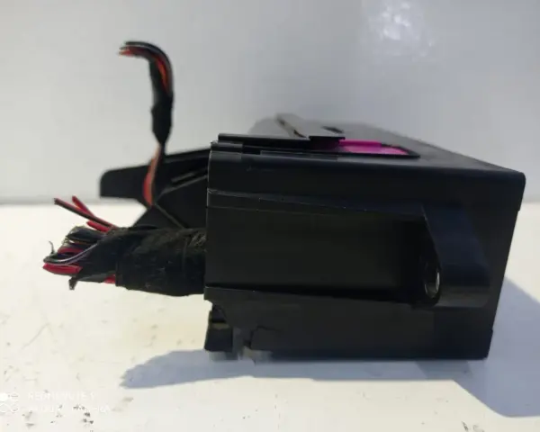 Blocco fusibili per Golf 6 con cavi colorati.