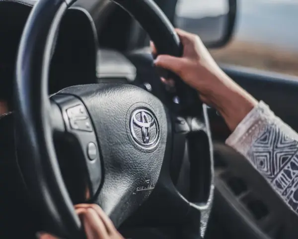 Mani sul volante Toyota, si sente che il volante trema in frenata.