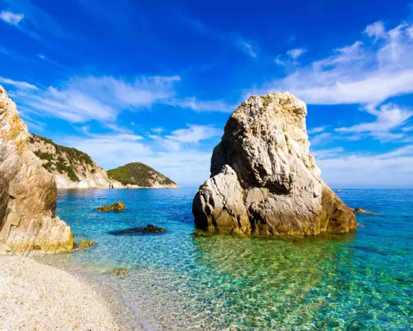 Un mare bello in Toscana, con rocce imponenti e acque cristalline che invitano a un tuffo.