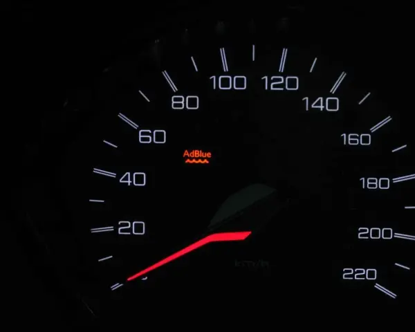 Cruscotto auto con spia AdBlue accesa, indica che il livello del liquido è basso o c'è un problema.