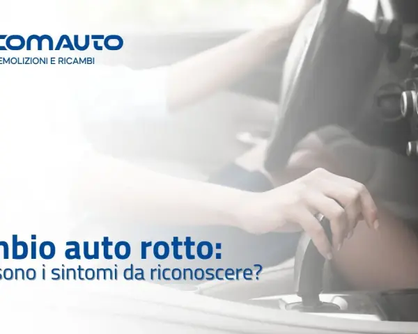 Mano sul cambio auto, con testo "Cambio auto rotto: quali sono i sintomi da riconoscere?". Indica i sintomi di un cuscinetto cambio rotto.