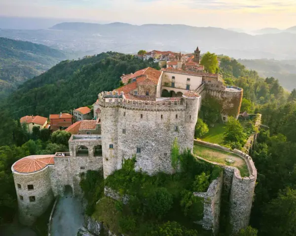 Il Castello Malaspina di Fosdinovo, avvolto dalla nebbia mattutina, sembra custodire antiche leggende tra le sue mura.