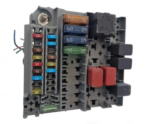 Schema fusibili Fiat Panda 2006 con vari fusibili colorati e relè.